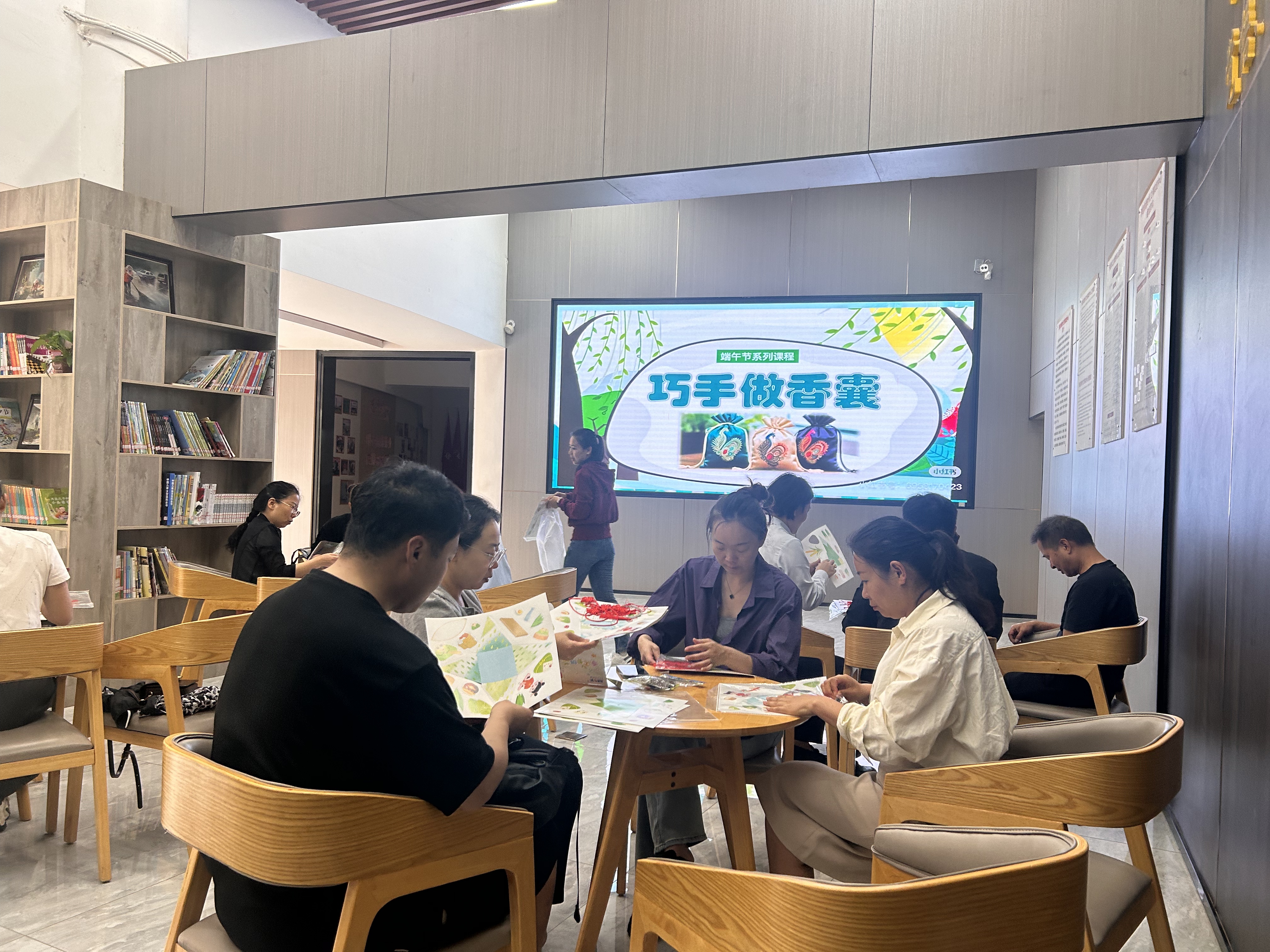 开远收费站制作端午香囊.jpg