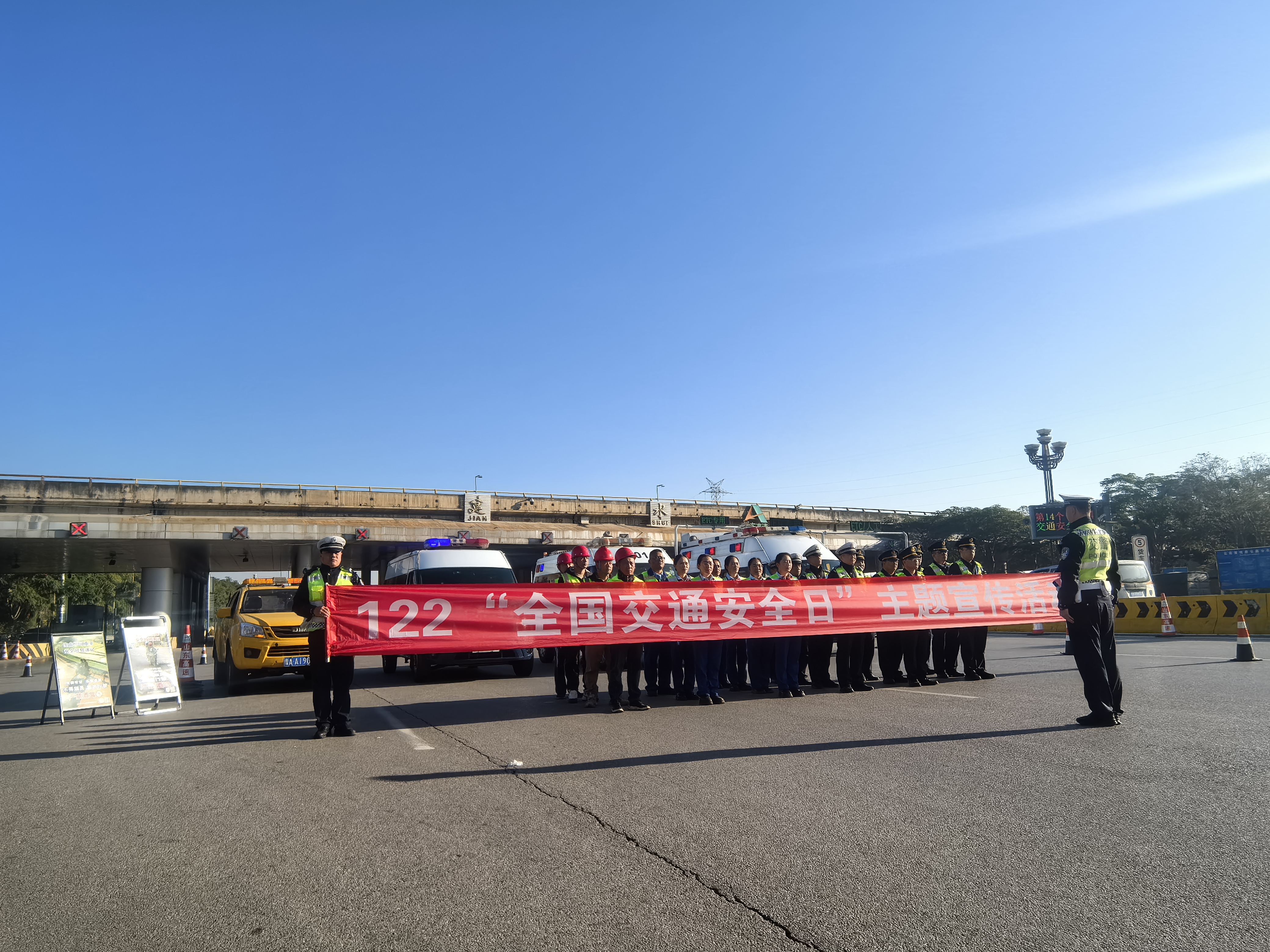 建水收费站开展活动照片 (1).jpg