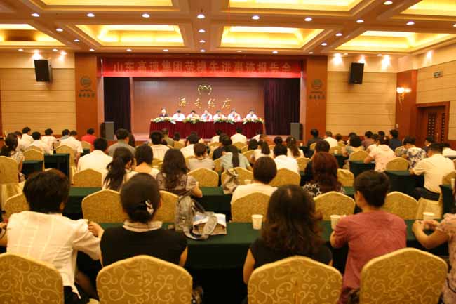 宣讲团成员在路桥集团作事迹报告