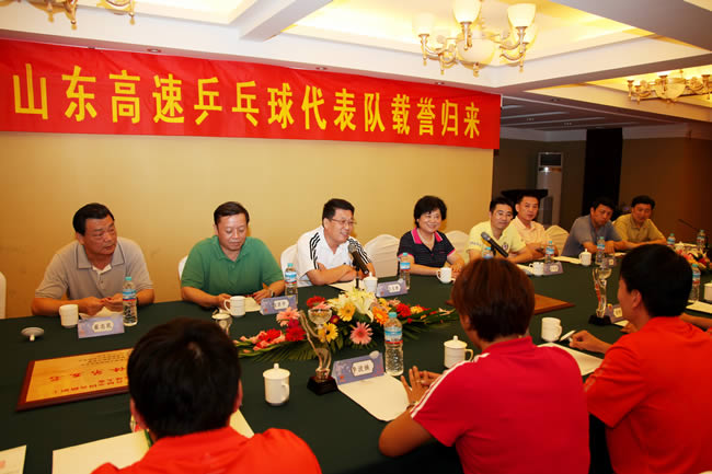 集团公司总经理王玉君，党委副书记、纪委书记、工会主席李萍，总经理助理张京平等领导与载誉归来的运动员们座谈
