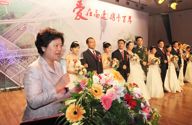 集团公司党委副书记、纪委书记、工会主席李萍同志在结婚仪式上致辞祝贺