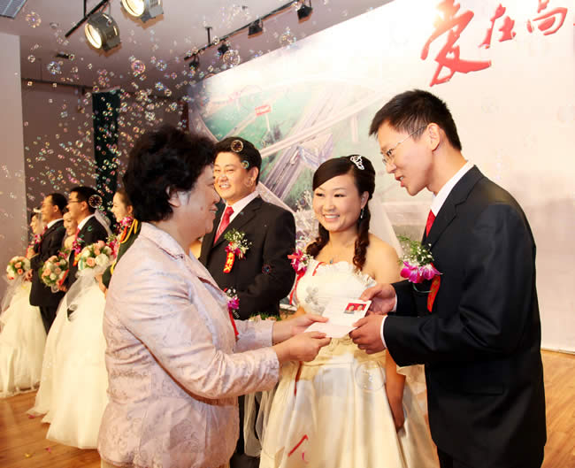 李萍书记为新人证婚，颁发结婚证书