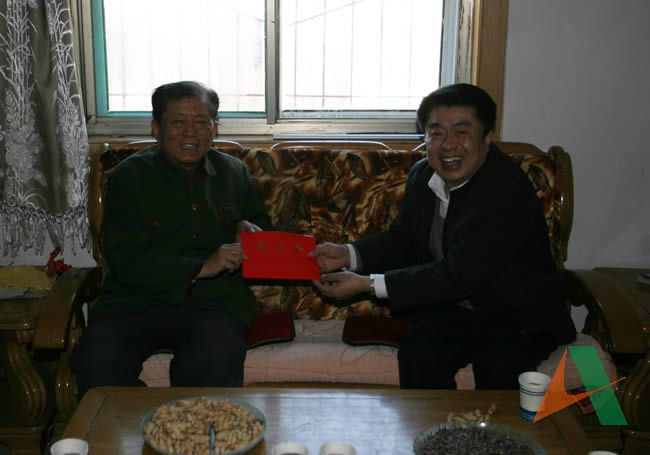 孔凡太同志向老干部发放慰问金