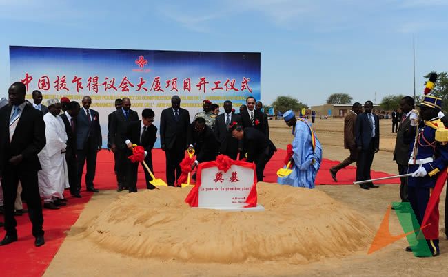 当地时间2月16日上午，集团国际公司承建的中国援建乍得议会大厦项目奠基仪式在乍得首都恩贾梅纳隆重举行。图为乍得总统代比、中国外长杨洁篪、乍得总理纳丁加尔和中国驻乍得大使杨广玉为项目奠基