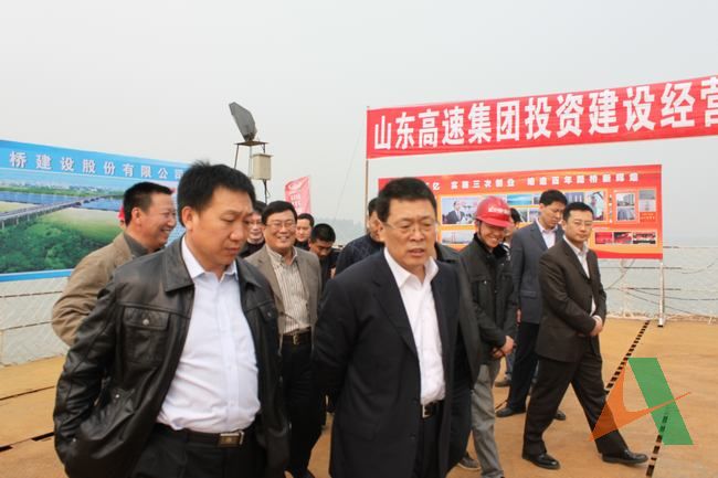 王玉君总经理到乐自高速公路工程建设一线视察