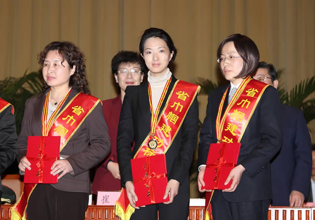 集团公司礼梅、邓伟伟、唐芳等3名同志被授予山东省“巾帼建功标兵”、“三八红旗手”荣誉称号