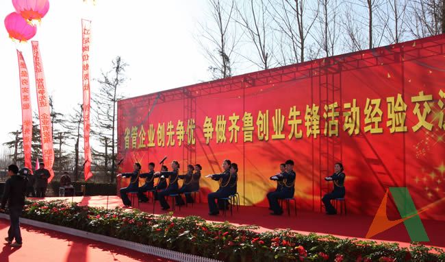 集团公司济南机场收费站员工进行微笑服务形象展示
