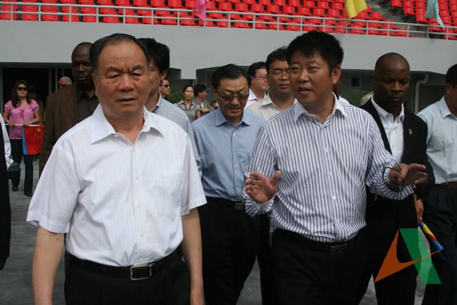 中央政治局委员、政法委副书记王乐泉同志在中国驻巴哈马大使胡山和巴哈马青年体育部长梅纳德及山东高速齐鲁建设集团公司总经理李占辰同志陪同下视察援巴哈马国家体育场项目