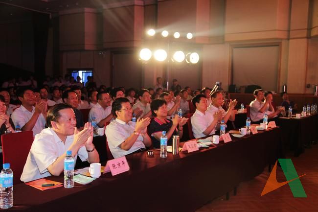 集团公司领导正在观看比赛