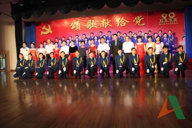 集团公司领导与参赛选手合影留念
