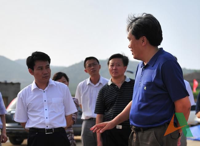 孙富军副总经理陪同交通部安全生产督察组实地察看烟海路施工现场