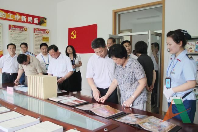 集团党委副书记李萍陪同检查组在机场收费站检查