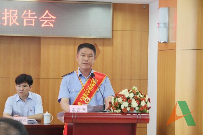 优秀党员代表做先进事迹报告