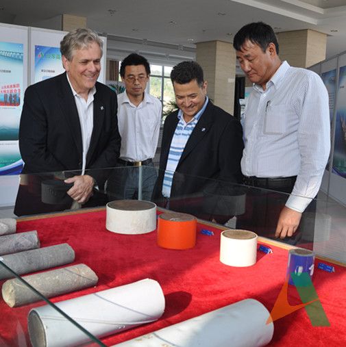 美国客人考察山东高速胶州湾大桥建设展厅