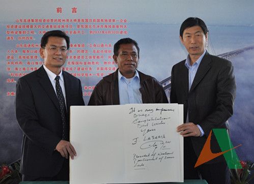东帝汶国民议会议长费尔南多•拉马萨先生为山东高速胶州湾大桥题词