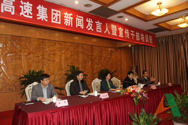 21月8日—9日，集团首届新闻发言人暨宣传干部培训班在济南举行。省国资委宣传处副调研员马庆军参加开班式。