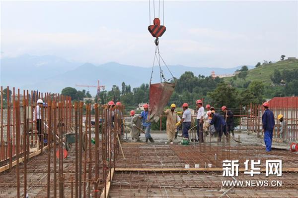 中巴工人团结协作用汗水铸造友谊丰碑