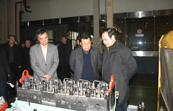 参观潍柴生产车间